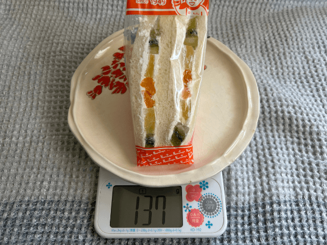 イオンスタイル野田阪神のフルーツサンドの重さを計っている写真