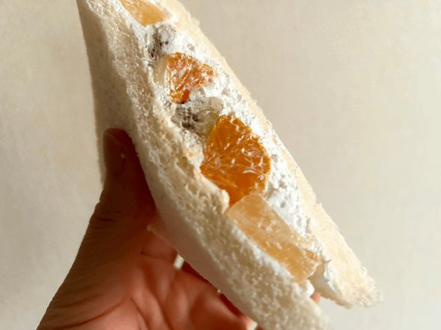 パン工場野田阪神店のフルーツサンドを食べてみた写真