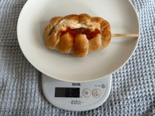 小麦の郷ウインナーパンの重さを計る写真