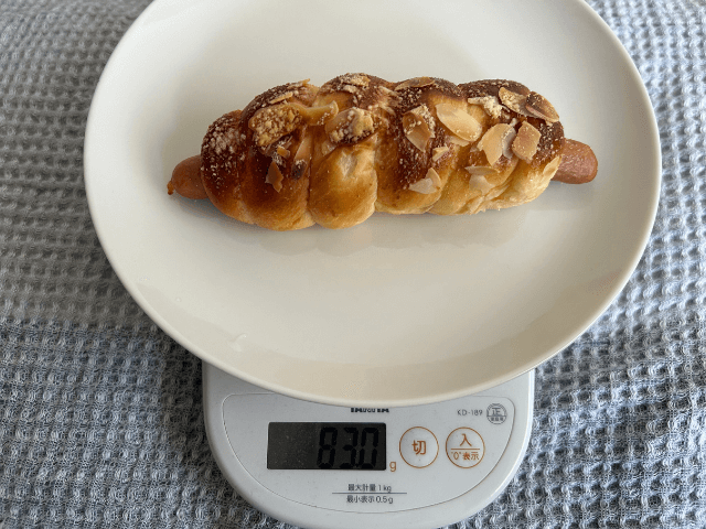 パリジーノ アンド アトリエ ドゥ ママンのウインナーパンの重さを計る写真