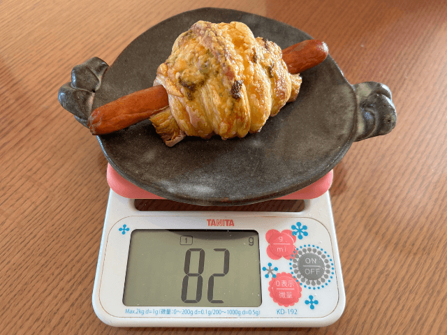 ル・ゴールデン・クロワッサンウインナーパンの重さを計る写真